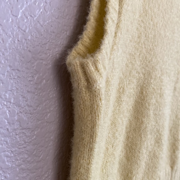 Jessica Simpson Soft Yellow Vest. V-Neck. Size XSmall over sized - Picture 3 of 6